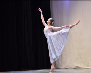 Elizabeth Gibbs Dance ballet dancer on stage